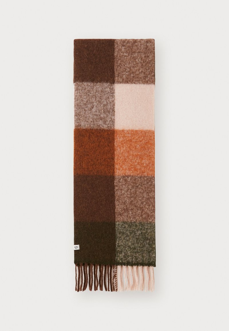 Écharpe en laine avec un motif à carreaux dans des tons de marron, orange et rose, avec des bords frangés et un tissu texturé.