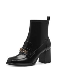 Botas de tobillo de piel negra con puntera cuadrada, tacón grueso y acento de cadena dorada en la correa frontal. Textura suave y brillante.