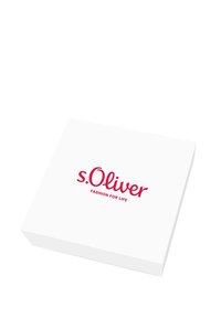 Biały prostokątny box z czerwonym logo i napisem "s.Oliver FASHION FOR LIFE" na górze, gładka powierzchnia, minimalistyczny design.