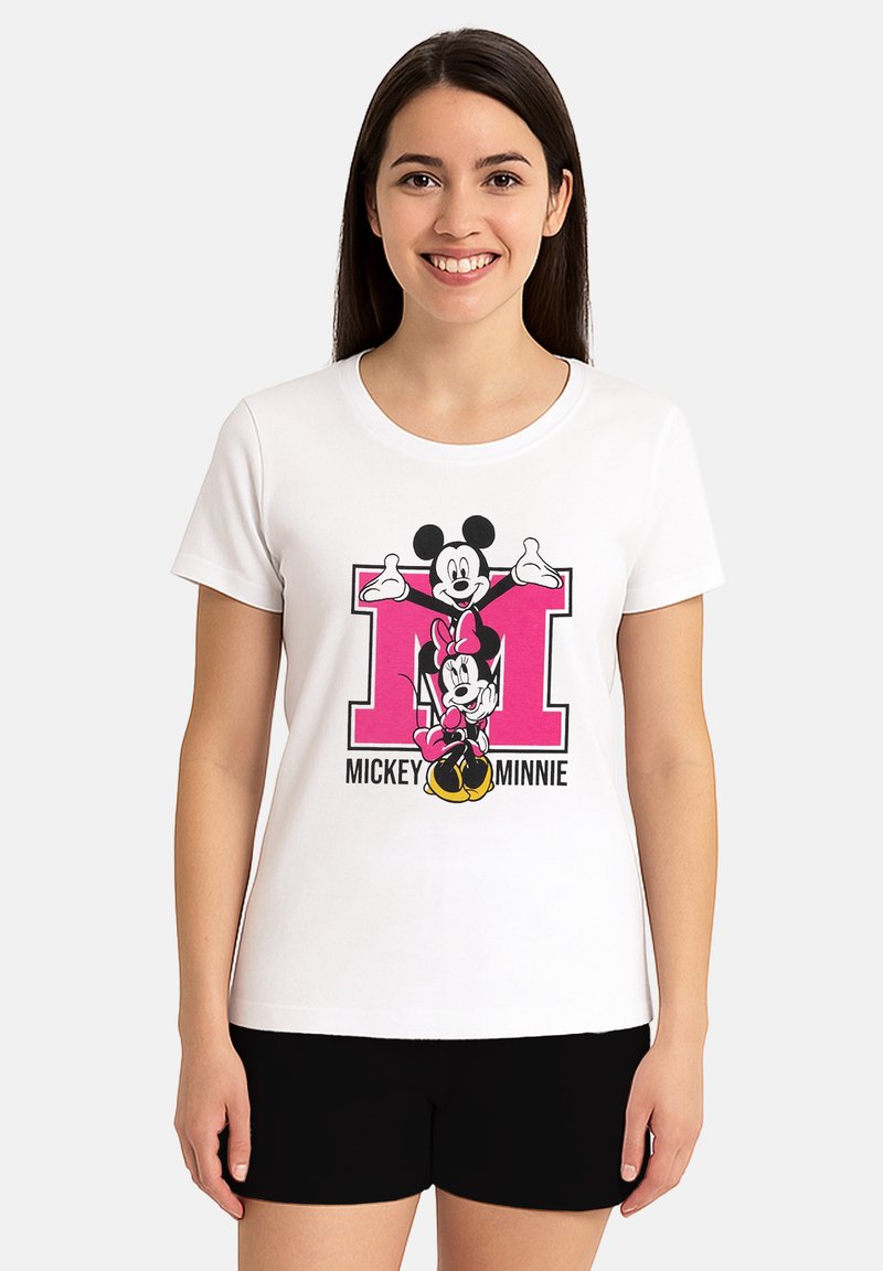 T-shirt bianco in cotone con una grafica colorata di Mickey e Minnie Mouse, accompagnata da uno sfondo rosa oversize con la lettera "M". Maniche corte e scollatura rotonda.