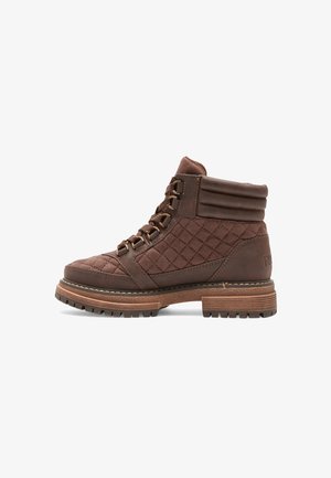 Brune quiltede ankelstøvler med polstret krave, snørebånd foran og gummisål. Har et robust design med teksturerede materialer og brune accenter.