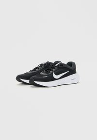Mustad musta võrknahk Nike jooksujalatseid valge swoosh-logo ja paksu valge ComfiRide sisetallaga, näidatud kõrvuti lihtsal taustal.