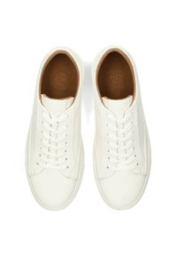 Sneakers bianchi in pelle con una texture liscia, punta rotonda, lacci piatti e una soletta beige con un logo impresso. Design minimalista con accenti laterali.