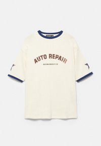 Chemise blanche en maille à manches courtes avec bordure marine, comportant le texte "AUTO REPAIR" et un plus petit "OLD SCHOOL SERVICE STATION" en dessous, étoiles sur les manches.