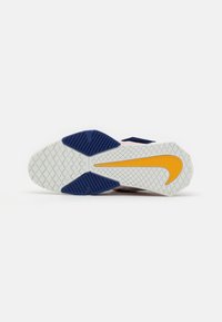 Nike Performance SAVALEOS - Sapatilha de treino - sail/black/deep royal blue/magic ember/pollen
