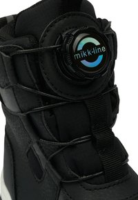 Čierna nepremokavá čižma z textúrovaného syntetického materiálu, okrúhly nastaviteľný šnurovací systém a polstrovaný golier. Má biely akcent na podrážke.