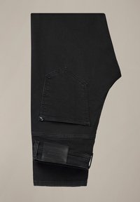 Czarne spodnie dżinsowe z heksagonalną kieszenią, metalowym guzikiem i skórzaną łatą z logo na pasku; gładka tekstura, tapered design.