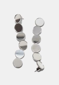 Stříbrné náušnice s kulatými zrcadlovými plochami v různých odstínech, s jednoduchým, leštěným designem a kovovými akcenty.