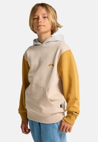 Μπεζ και μουσταρδί φούτερ δύο τόνων με γκρι κουκούλα, μπροστινή τσέπη, ριμπ μανσέτες και μικρό κεντημένο λογότυπο στο στήθος. Υλικό από μείγμα βαμβακιού.
