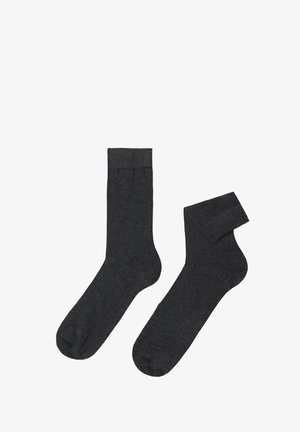 Tmavě šedé bavlněné ponožky, jeden párový a jeden kotníkový, s hladkým povrchem a žebrovanými lemy pro bezpečné nošení.