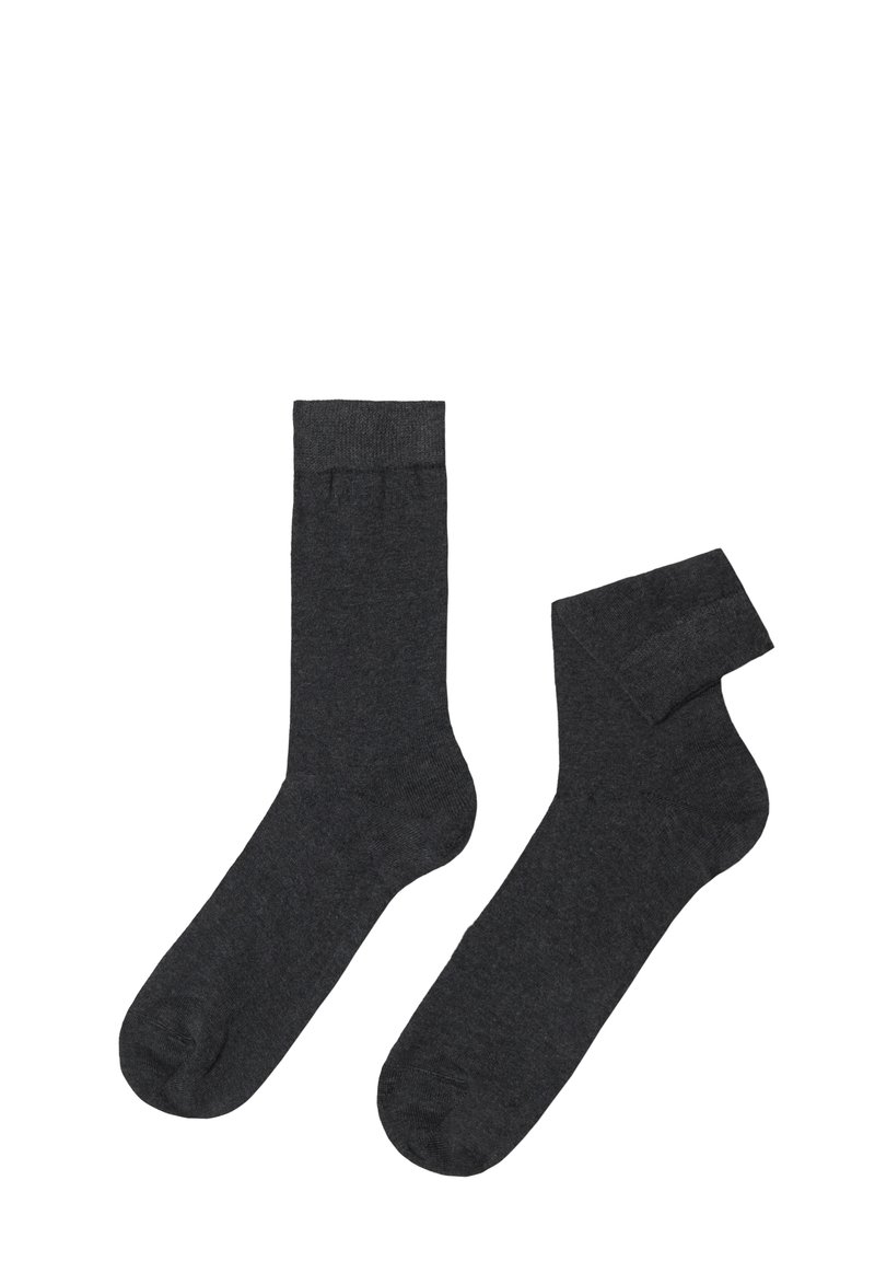 Calcetines de algodón gris oscuro, uno de longitud crew y otro de longitud corta, con una textura suave y puños acanalados para un ajuste seguro.