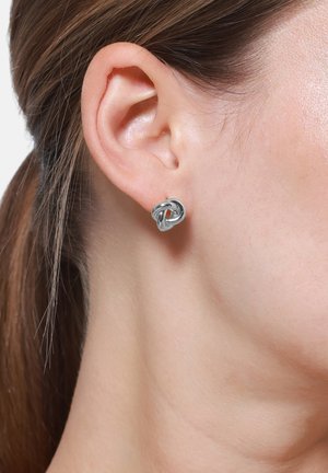 Silver knoopvormige stud oorbel. Gladde metalen textuur met een gepolijste afwerking. Beveiligd op het oorlel, minimalistisch ontwerp en compacte grootte.