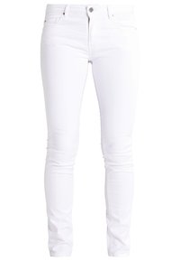 Jeans blancos de corte ajustado, hechos de tela de mezclilla. Presenta cinco bolsillos, cierre con cremallera y botón de metal. Textura suave, sin patrones visibles.