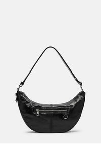 Czarna skórzana torba na ramię w kształcie półksiężyca, o gładkiej fakturze i przedniej kieszeni na zamek. Regulowany pasek umożliwiający wszechstronne noszenie.