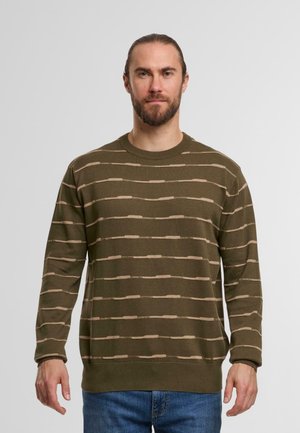 Maglione verde oliva con righe beige orizzontali, collo rotondo, maniche lunghe, polsini e orlo a coste; realizzato in un materiale a maglia testurizzato.