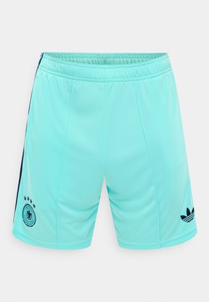 Pantaloni scurți atletici de culoare albastru deschis, cu talie elastică, logo-ul Adidas pe piciorul drept, emblema echipei naționale de fotbal a Germaniei cu patru stele pe piciorul stâng.