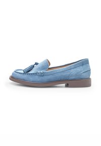 Gaiši zila zamša loafers ar pomponga detaļu, noapaļotu purngalu un brūnu gumijas zoli, kas nodrošina papildu komfortu un izturību.