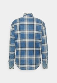 Chemise à manches longues à boutons avec motif à carreaux bleu et blanc, vue de dos, avec un col standard et des manches à poignets.