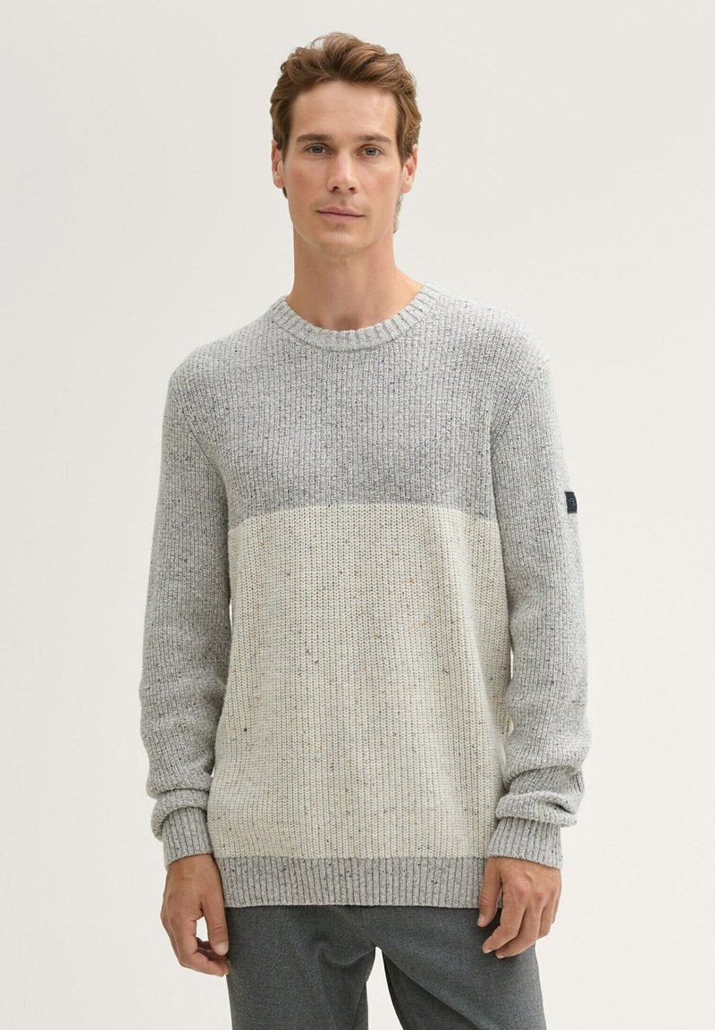 Hellgrauer, gerippter Pullover mit einem einfarbigen, helleren grauen Streifen in der Mitte, rundem Ausschnitt und langen Ärmeln mit strukturiertem Strickmuster.