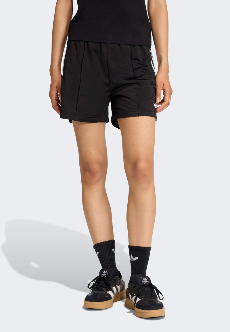 Pantaloncini sportivi neri in tessuto leggero con vita elastica, dotati di due tasche laterali e dettagli del logo bianchi.