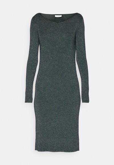 Vestido de manga longa em verde escuro com uma textura canelada, apresentando um decote largo e uma silhueta ajustada até ao joelho.