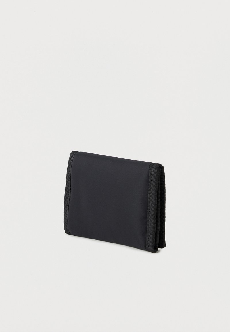 Cartera negra de tela con triple pliegue y bordes reforzados, cerrada, mostrada sobre fondo blanco liso.