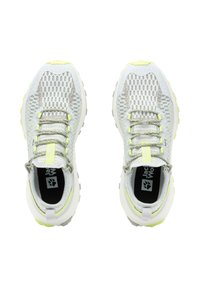 Zapatillas ligeras y transpirables con parte superior de malla, en colores gris y blanco, con acentos reflectantes, cordones elásticos y suela texturizada.