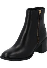 Czarne skórzane botki za kostkę z ostrym czubkiem, bocznym zamkiem błyskawicznym i słupkowym obcasem. Posiadają gładką fakturę i subtelne logo z boku.