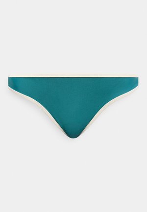 Türkiissinine bikiinipõhi, mille vöökohal ja säärte ääres on valge ääristus, lamab sirgelt valgel taustal.