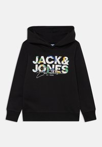 Svart hettegenser med et flerfarget logo trykk som leser "JACK & JONES Essentials EST. 1990" på forsiden. Laget av bomull, med ribbede mansjetter.