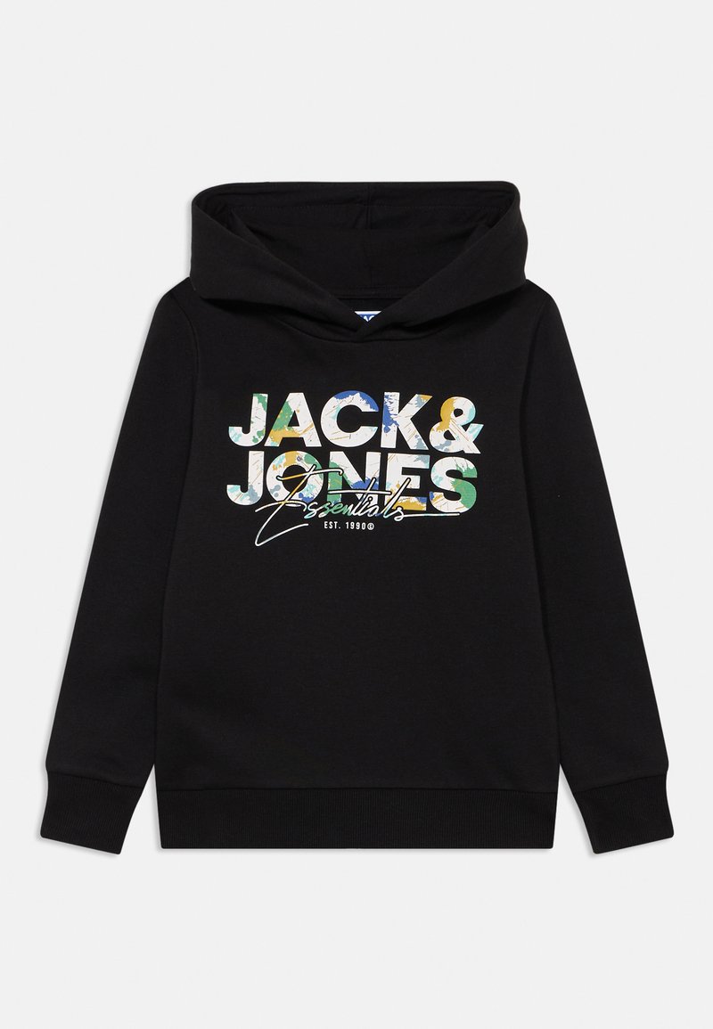 Svart hettegenser med et flerfarget logo trykk som leser "JACK & JONES Essentials EST. 1990" på forsiden. Laget av bomull, med ribbede mansjetter.