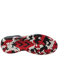 Czarna i czerwona podeszwa sportowego buta z diagonalnym wzorem bieżnika, z białymi akcentami oraz teksturowaną powierzchnią zapewniającą przyczepność.