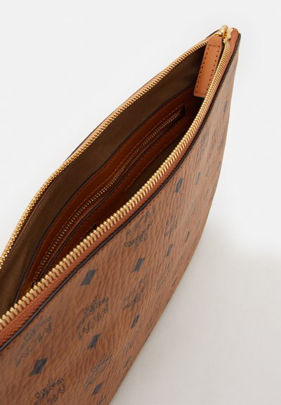 Pochette zippée en cuir marron avec un extérieur à motifs, fermeture éclair dorée et compartiments intérieurs, sur un fond blanc uni.