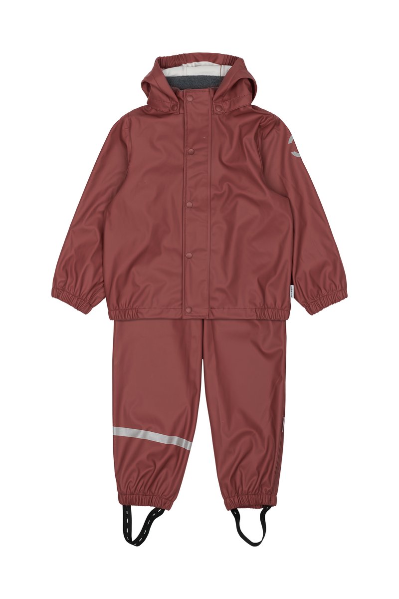Bordowy wodoodporny kombinezon przeciwdeszczowy z kapturem, elastycznymi mankietami i odblaskowymi akcentami. Zawiera kurtkę i pasujące spodnie z dopasowanymi kostkami.