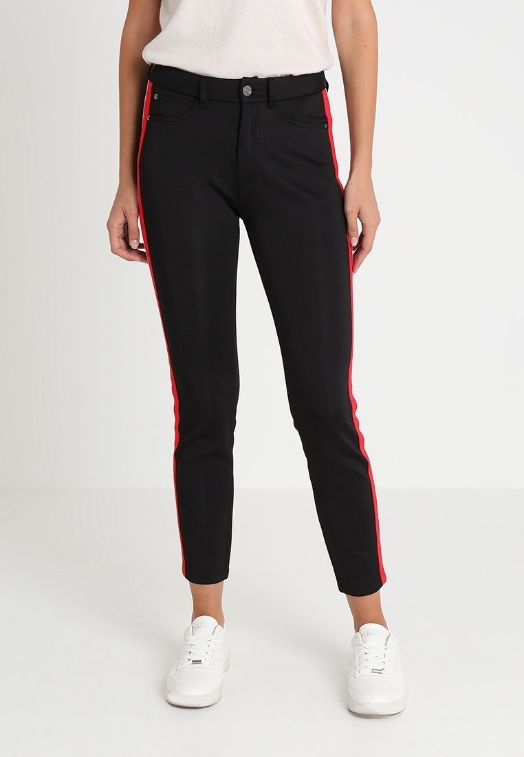 Schwarze Hose im Slim-Fit mit roten Seitenstreifen. Hergestellt aus dehnbarem Material, verfügen sie über einen Knopfverschluss vorne und Gürtelschlaufen.