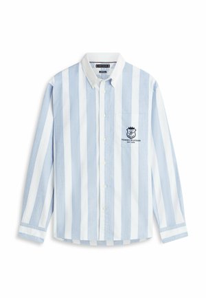 Camisa de hombre de manga larga con botones, con rayas verticales en azul claro y blanco, cuello blanco y bolsillo con el logo de Tommy Hilfiger en el pecho.