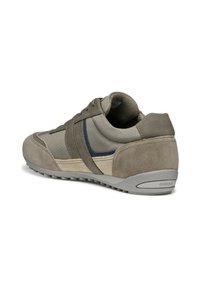 Sneaker grigio caratterizzato da un mix di materiali in suede e tessuto, con una suola leggera e testurizzata e un sottile accento blu di lato.
