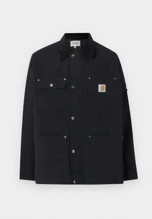 Μαύρο μπουφάν Carhartt με τέσσερις εξωτερικές τσέπες, κλείσιμο με κουμπιά τύπου snap και μαύρο γιακά από κορντουρό, παρουσιασμένο σε λευκό φόντο.
