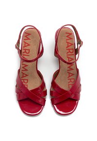 Sandalias de charol rojo con una plantilla de corcho, con tiras entrecruzadas y una correa en el tobillo ajustable. Diseñadas para comodidad y soporte.