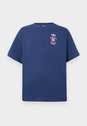 Jūras zila kokvilnas T-kreklu ar īsām piedurknēm, apaļu kakla izgriezumu un rozā grafisko dizainu, kurā uz krūtīm ir Adidas logo un ananāsu motīvs.