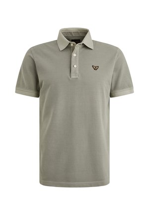 Svijetlo zelena polo majica od mekog materijala, s plaketom na dva gumba i malim izvezenim logotipom na lijevoj strani prsnog koša. Kratki rukavi.