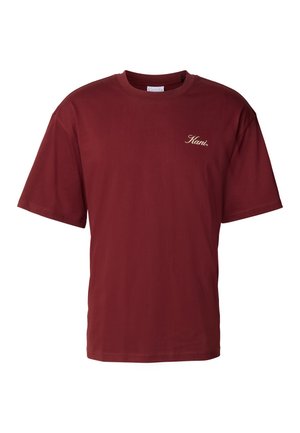 Burgundská bavlnená tričko s krátkymi rukávmi, okrúhlym výstrihom a malým bielym textom loga na ľavej strane hrudníka. Hladká textúra.