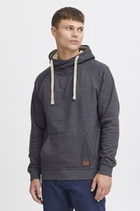 Grå hættetrøje med kængurulomme, beige snore og ribbede mansjetter. Stoffet har en blød tekstur og en afslappet pasform.