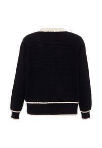 Mustat teksturoidut neulepusero, jossa on vaalean kerma värinen kaulus ja hihansuut. Sisältää istuvan vyötärön, jossa on valkoinen raita. Takakuva keskittyy sileään muotoiluun.