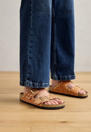 ARIZONA RIVET LEVE REGULAR - Sandals - dark rust