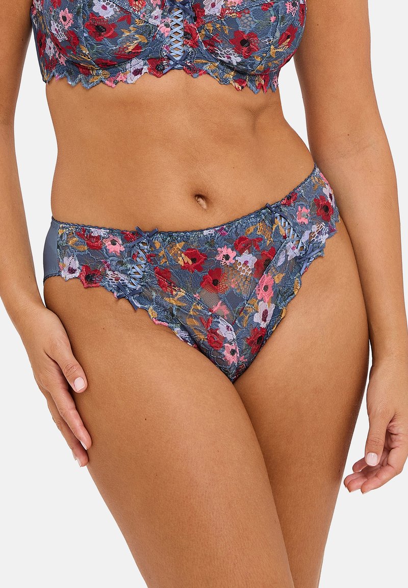Ensemble de lingerie en dentelle florale bleue avec de la broderie délicate en rose et rouge, des bords en scallop et une finition texturée agrémentée d'accents décoratifs.