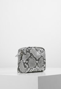 Szara torba w wzór węża, w kształcie prostokątnym, z teksturowaną powierzchnią, srebrnym suwakiem i subtelnym połyskiem.