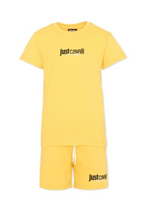 Żółty dziecięcy zestaw z krótkim rękawem i szortami z czarnym logo „Just Cavalli” na obu elementach oraz białym ściągaczem w szortach.