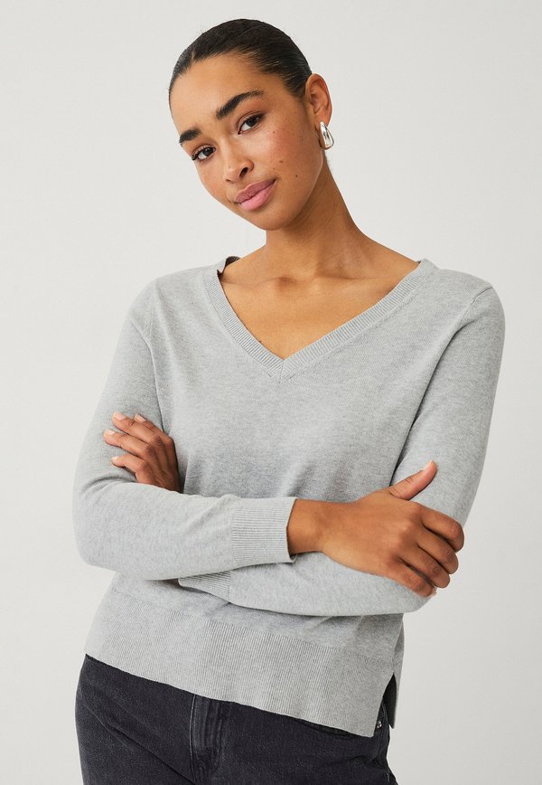 MIT V-AUSSCHNITT - Strickpullover - hellgraumeliert