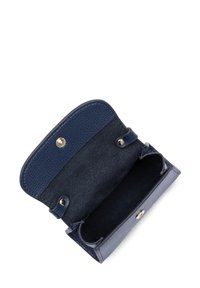 Portafoglio in pelle blu navy con una texture a granulato. La vista aperta mostra un interno morbido nero con una chiusura a scatto e due scomparti laterali.